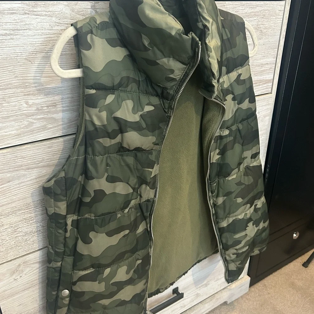 Old Navy Women's Frost Free Camo Camouflage Green Fleece Lined Vest